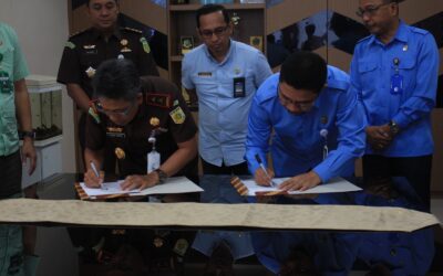 Dr. Andi Muhammad Taufik, SH.,MH.,CGCAE Kepala Kejaksaan Tinggi Sulut menerima Kunjungan Kerja dan Silaturahmi dari Kepala LPP RRI Manado Drs. Abdul Tamalati sekaligus menandatangani Perjanjian Kerja Sama antara Kejaksaan Tinggi Sulut dengan Lembaga Penyiaran Publik RRI Manado