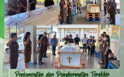 Kepala Kejaksaan Tinggi Sulawesi Utara Dr. Andi Muhammad Taufik, SH.,MH. yang diwakili Asisten Pembinaan Dasplin, SH.,M.Hum menjemput kedatangan jenazah dan memberikan penghormatan terakhir kepada jenazah Almarhumah Felma Kamea, SH.