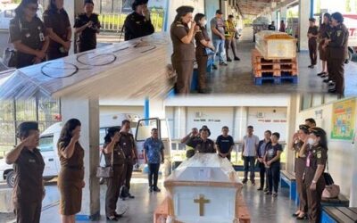 Kepala Kejaksaan Tinggi Sulawesi Utara Dr. Andi Muhammad Taufik, SH.,MH. yang diwakili Asisten Pembinaan Dasplin, SH.,M.Hum menjemput kedatangan jenazah dan memberikan penghormatan terakhir kepada jenazah Almarhumah Felma Kamea, SH.