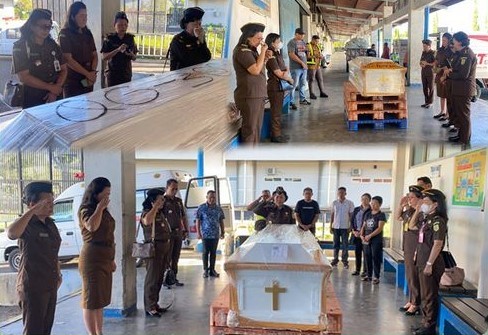 Kepala Kejaksaan Tinggi Sulawesi Utara Dr. Andi Muhammad Taufik, SH.,MH. yang diwakili Asisten Pembinaan Dasplin, SH.,M.Hum menjemput kedatangan jenazah dan memberikan penghormatan terakhir kepada jenazah Almarhumah Felma Kamea, SH.