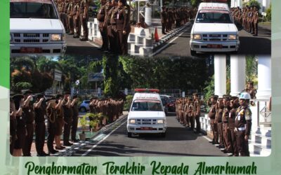 Kepala Kejaksaan Tinggi Sulawesi Utara Dr. Andi Muhammad Taufik, SH.,MH. yang diwakili Asisten Tindak Pidana Khusus Hartono, SH.,MH. memimpin penghormatan terakhir kepada jenazah Almarhumah Felma Kamea, SH.
