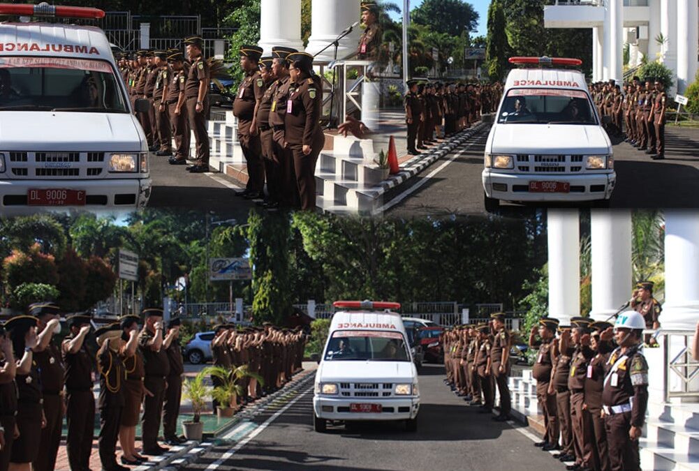 Kepala Kejaksaan Tinggi Sulawesi Utara Dr. Andi Muhammad Taufik, SH.,MH. yang diwakili Asisten Tindak Pidana Khusus Hartono, SH.,MH. memimpin penghormatan terakhir kepada jenazah Almarhumah Felma Kamea, SH.