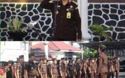 Asisten Pembinaan Dasplin SH.,MM memimpin apel kerja pagi yang diadakan setiap Hari Senin
