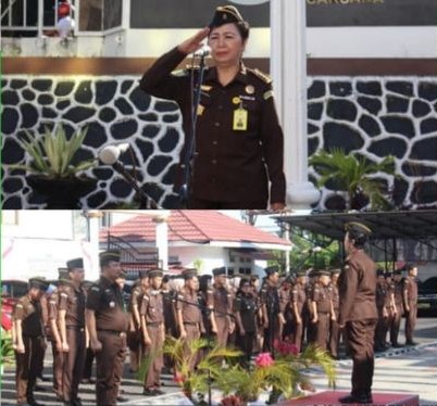 Asisten Pembinaan Dasplin SH.,MM memimpin apel kerja pagi yang diadakan setiap Hari Senin