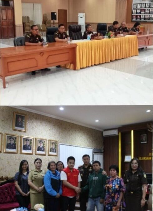 Dr. Andi Muhamad Taufik, SH.,MH.,CGCAE Kepala Kejaksaan Tinggi Sulut di dampingi Asisten Tindak Pidana Umum Jeffry Maukar, SH.,MH, Koordinator Anthoni Nainggolan, SH.,MH beserta Para Kasi Bidang Tindak Pidana Umum melaksanakan ekspose perkara Restorative Justice (RJ)