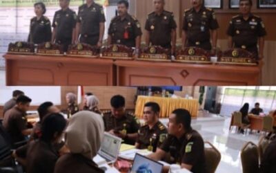 Inpsektur Keuangan pada Jaksa Agung Muda Bidang Pengawasan Tedjolekmono, SH.,MH didampingi Kepala Kejaksaan Tinggi Sulut Dr. Andi Muhamad Taufik, SH.MH. CGCAE memberikan Pengarahan/Briefing kepada para pejabat Eselon III dan Eselon IV di lingkungan Kejaksaan Tinggi Sulut