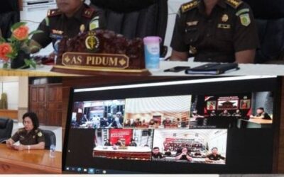 Dr. Andi Muhammad Taufik, SH.,MH.,CGCAE Kepala Kejaksaan Tinggi Sulut di dampingi Asisten Tindak Pidana Umum Jeffry Maukar, SH.,MH, Koordinator Anthoni Nainggolan, SH.,MH beserta Para Kasi Bidang Tindak Pidana Umum melaksanakan ekspose perkara Restorative Justice (RJ)