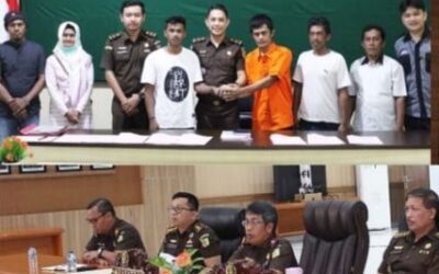 Dr. Andi Muhammad Taufik, SH.,MH.,CGCAE selaku Kepala Kejaksaan Tinggi Sulut di dampingi Aspidum Jeffry Maukar, SH.,MH Koordinator Anthoni Nainggolan, SH.,MH beserta para Kasi Bidang Tindak Pidana Umum melaksanakan ekspose perkara Restorative Justice (RJ)