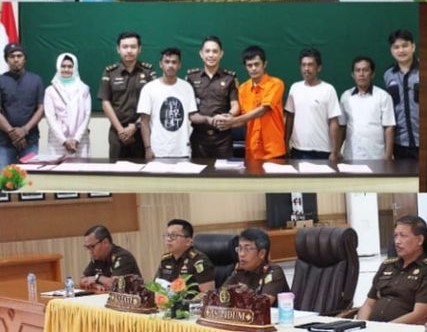 Dr. Andi Muhammad Taufik, SH.,MH.,CGCAE selaku Kepala Kejaksaan Tinggi Sulut di dampingi Aspidum Jeffry Maukar, SH.,MH Koordinator Anthoni Nainggolan, SH.,MH beserta para Kasi Bidang Tindak Pidana Umum melaksanakan ekspose perkara Restorative Justice (RJ)