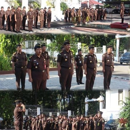Asisten Intelijen Marthen Tandi, SH.,MH., memimpin apel kerja pagi yang diadakan setiap Hari Senin