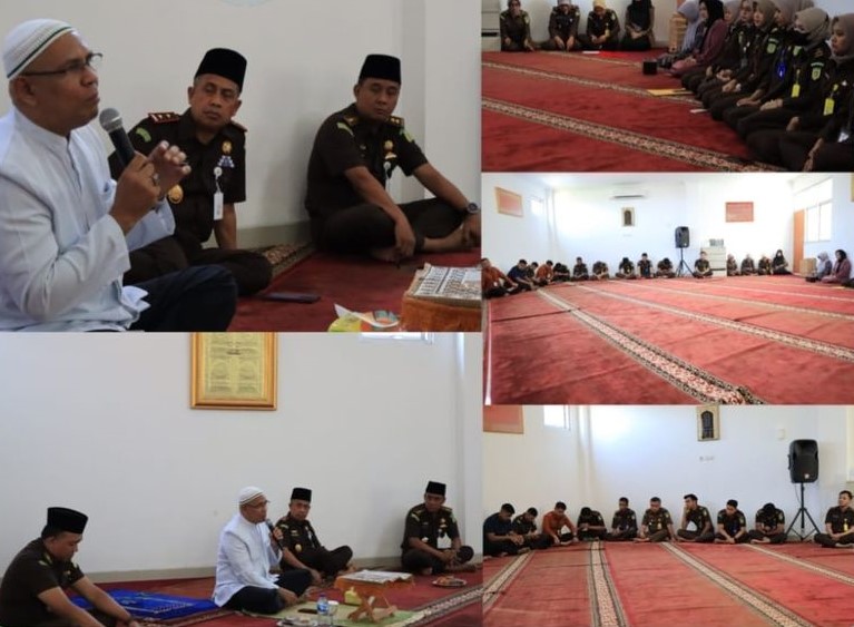 Dr. Andi Muhammad Taufik, SH.,MH.,CGCAE Kepala Kejaksaan Tinggi Sulut mengikuti Ceramah Dan Kajian Ilmu Agama Islam yang di Pimpin oleh Al-Ustadz Abdul Rahman Marus.LC.MA