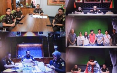 Sila Pulungan selaku Wakil Kepala Kejaksaan Tinggi Sulut di dampingi Asisten Tindak Pidana Umum Jeffry Paultje Maukar, SH.,MH beserta Para Kasi Bidang Tindak Pidana Umum melaksanakan ekspose perkara Restorative Justice