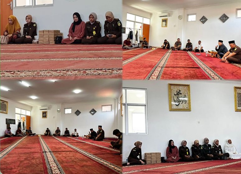 Dr. Andi Muhammad Taufik, SH.,MH.,CGCAE Kepala Kejaksaan Tinggi Sulut mengikuti Ceramah Dan Kajian Ilmu Agama Islam yang di Pimpin oleh Al-Ustadz Drs.Hamka