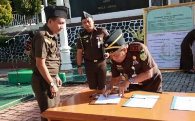 Kepala Kejaksaan Tinggi Sulut Dr. Andi Muhammad Taufik, SH.,MH.,CGCAE memimpin Apel Penandatanganan Pakta Integritas dan Komitmen Bersama Zona Integritas Wilayah Bebas Korupsi (WBK) menuju Wilayah Birokrasi Bersih Melayani (WBBM).