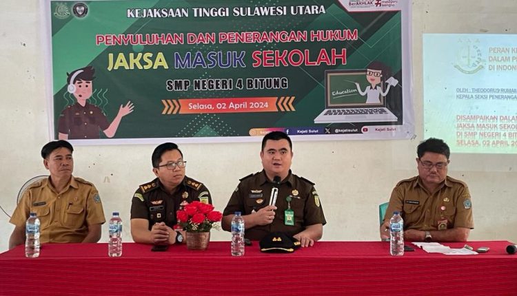 Penkum Kejati Sulut Laksanakan Penyuluhan Hukum Jaksa Masuk Sekolah di SMP Negeri 4 Bitung