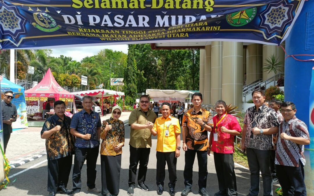 Kepala Kejaksaan Tinggi Sulawesi Utara Dr. Andi Muhammad Taufik, SH., MH., CGCAE membuka Kegiatan Pasar Murah Ramadan yang diselenggaran Kejaksaan Tinggi Sulawesi Utara bersama Ikatan Adhyaksa Dharmakarini (IAD) Wilayah Sulawesi Utara