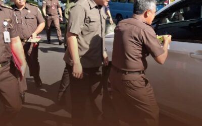 Sosialisasi Anti Korupsi Kajati Sulut Bagikan Stiker Kepada Masyarakat