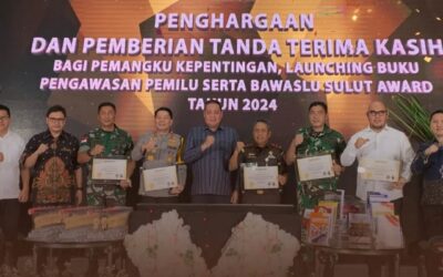 Kajati Menerima Penghargaan dari BAWASLU Sulawesi Utara