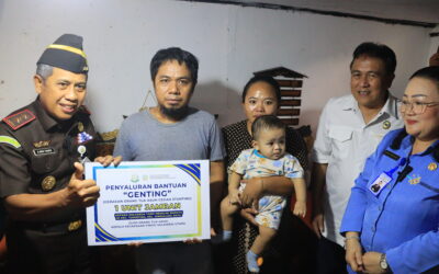 Kajati Sulut Serahkan Bantuan Program “GENTING” Kepada Keluarga Dengan Bayi Berisiko Stunting