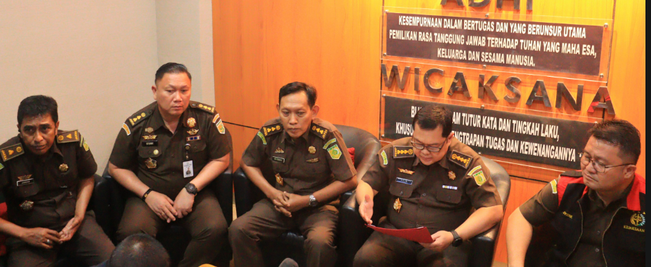 TIM PENYIDIK KEJATI SULUT MENETAPKAN 2 TERSANGKA DALAM PERKARA DUGAAN TINDAK PIDANA KORUPSI PENGGUNAAN DANA PEMBIAYAAN KERJA SAMA PPLH-SDA UNSRAT DENGAN PIHAK KETIGA TAHUN 2015-2024